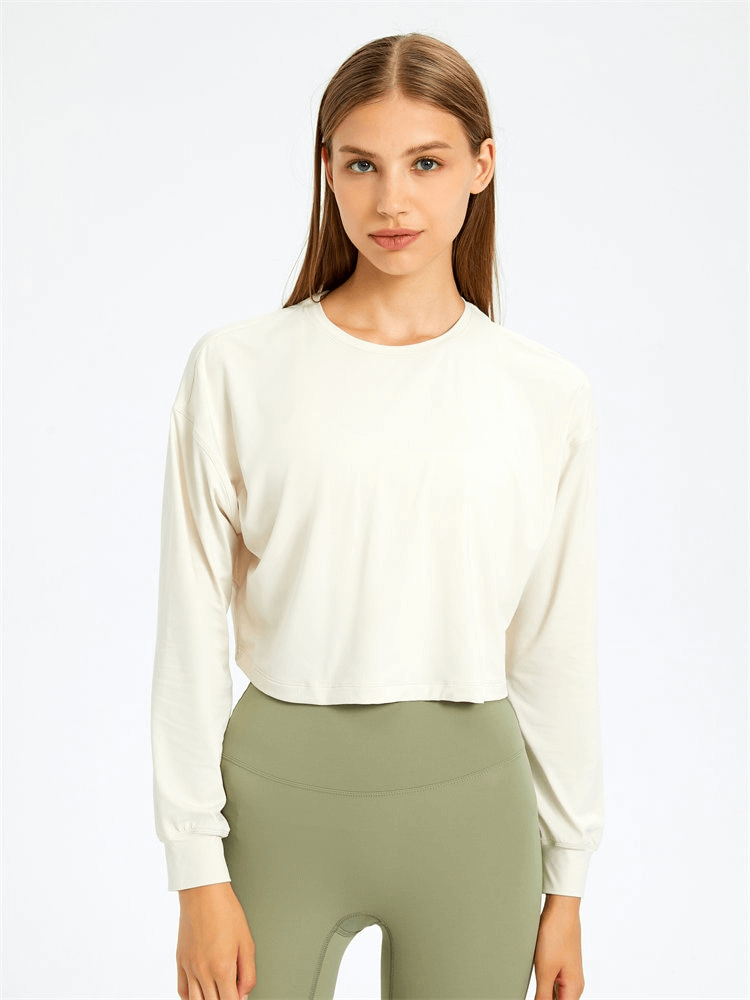 Woman wearing stylish sport short women's sweatshirt with long sleeves, perfect for yoga. Features breathable spandex material. Model SF1145.